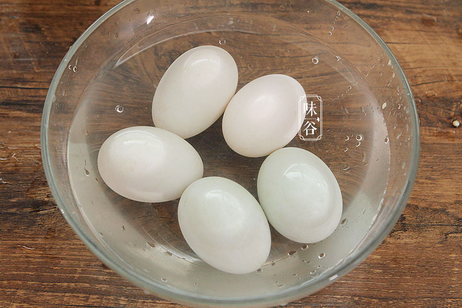 80歲奶奶醃鹹鴨蛋，用這土方子，個個起沙流油，比買的還好吃