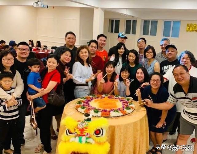 吳尊一家四口買春聯，林麗吟穿短褲破三胎傳聞，跟女兒同框似姐妹