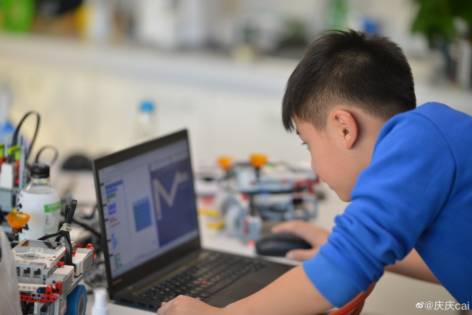 蔡国庆9岁儿子获机器人比赛冠军，不当歌手当钟南山那样的科学家