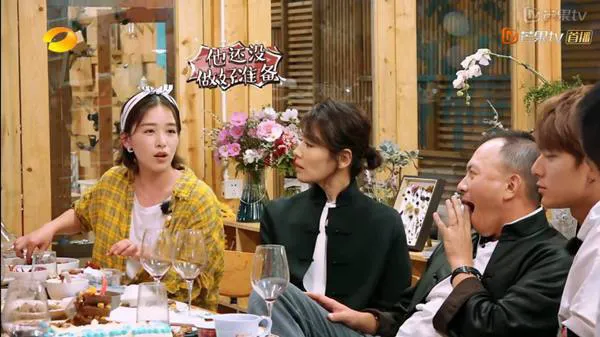 同一天上热搜，鹿晗关晓彤依旧甜蜜，而他却被