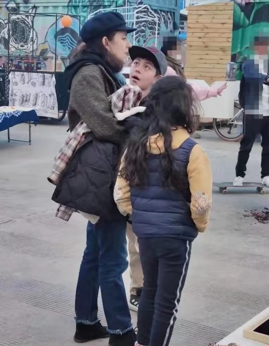 劉燁妻子帶娃出街，10歲諾一身高快赶超媽媽，五官和劉燁太像了