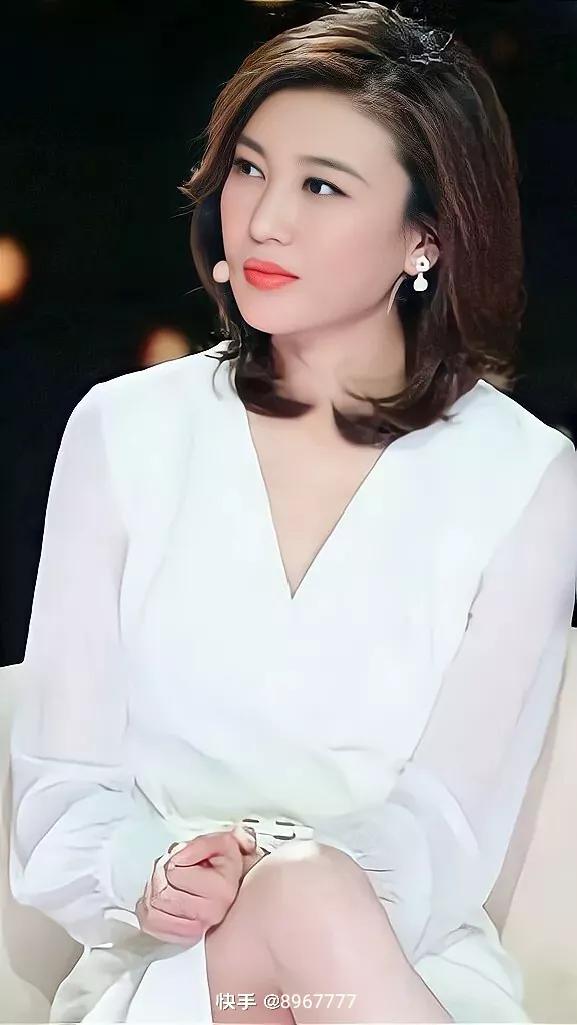 CCTV beauty host-Li Hong - iNEWS