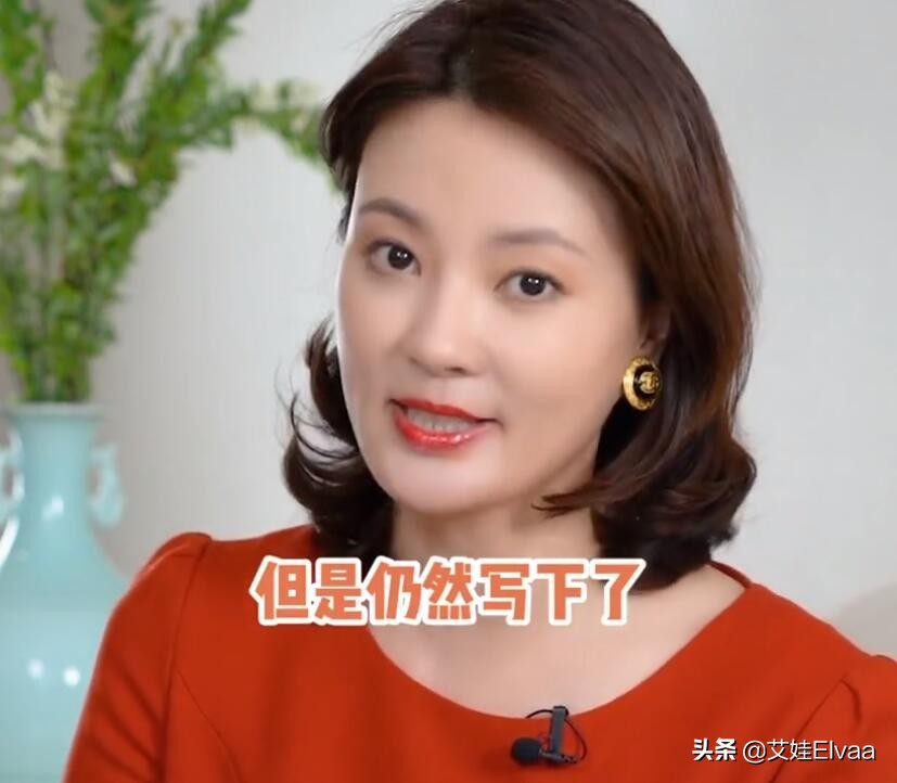 央视女主持刘芳菲女神节大突破，穿红裙，罕见大红唇美得让人心动