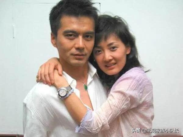 五十多岁的他结婚4次，4任妻子都美若天仙，如今