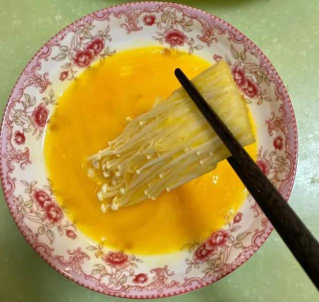 金針菇這樣炸著吃，酥的掉渣，成本不足5塊錢，老公說好像發財樹