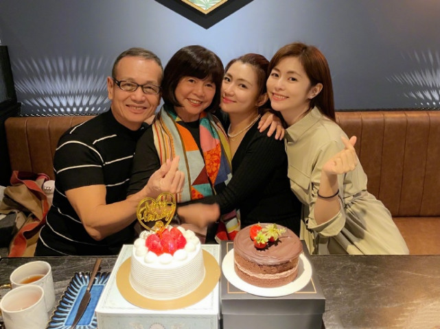 任家萱晒照为妈妈庆生，70岁任妈显年轻，一家四口相拥超有爱