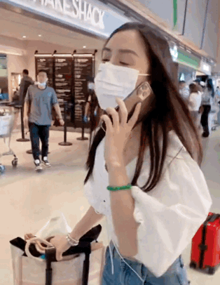 黄晓明带儿子现身潮爸范十足，小海绵坐拉杆箱可爱满分，长腿抢镜