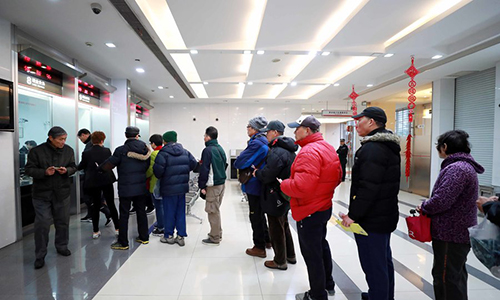 宁愿去银行排队，也不用手机APP，智能化让中老