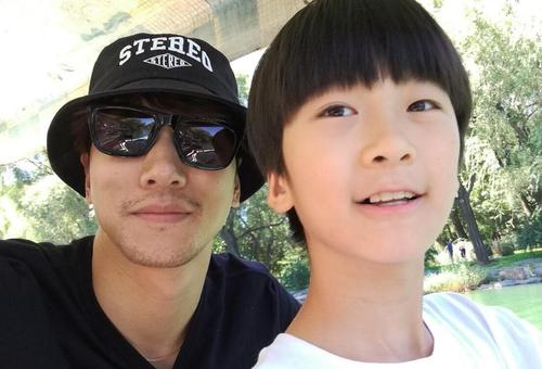 7年過去，“富養”的費曼和“窮養”的天天，如今2人差距真的大