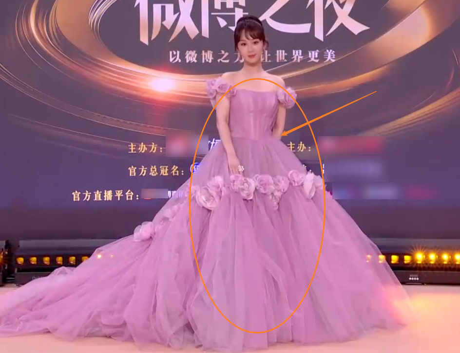 杨紫裙摆太大上台不方便，有谁注意肖战的举动