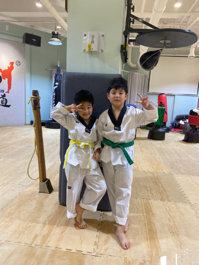 胡可曬兩兒子近照，兄弟倆皮膚對比鮮明，安吉身材向爸爸沙溢看齊