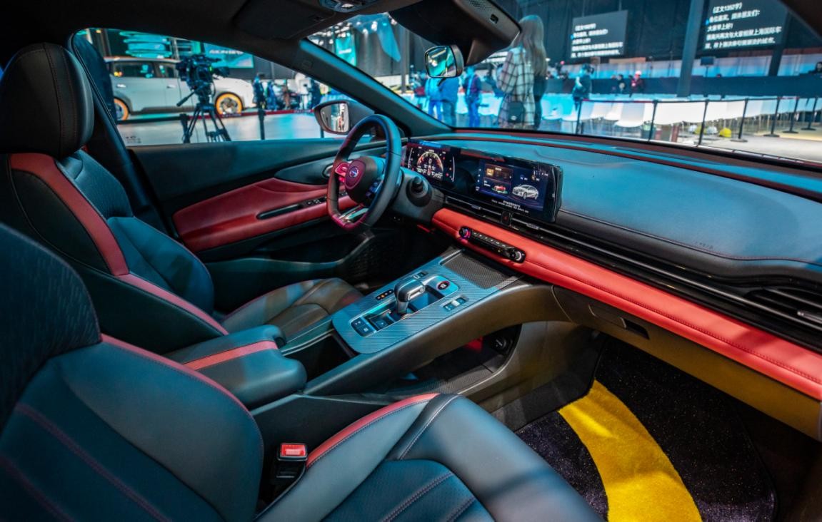 年輕人的“戰(zhàn)車”，廣汽傳祺影豹發(fā)布內(nèi)飾和賽道造型