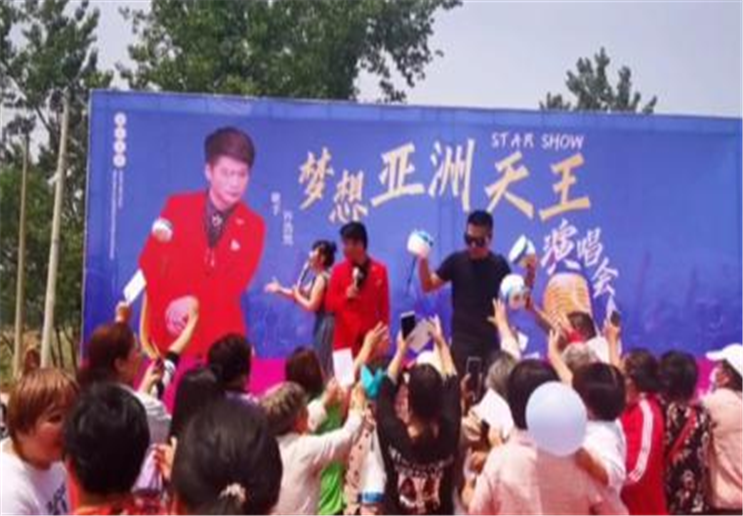 “亚洲天王”在大衣哥家乡举办演唱会，跑车保镖护送，十分大牌