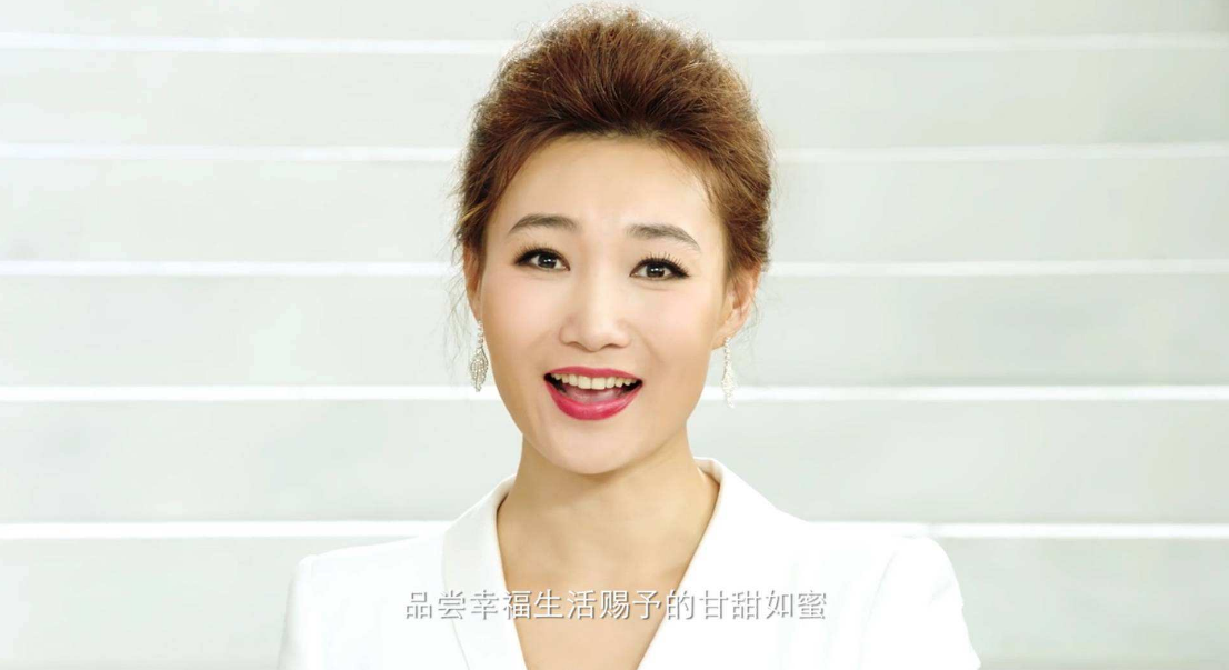 央视主持李梓萌：为扮老带假发14年，摘下假发后气质形象大变样