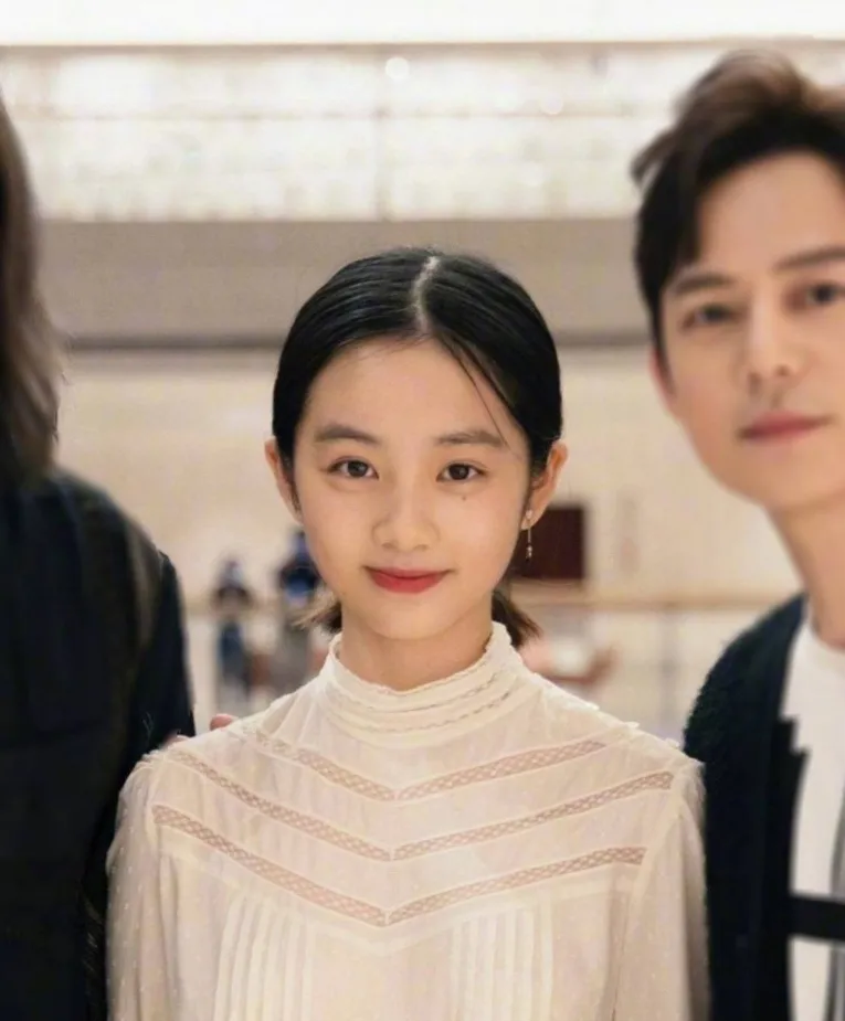 《爸爸去哪儿》萌娃长大了,当初的可爱女孩,如今美到能原地出道
