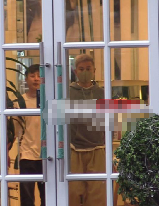 36岁文章罕现身,染一头银灰白发只露半张脸,出
