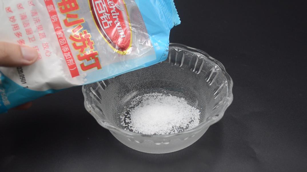 廚房下水道堵了，教你一招，輕鬆疏通不花冤枉錢，鄰居見了紛紛學