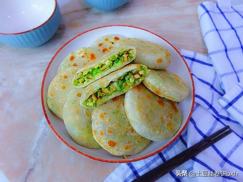 包菜和香干搭配做馅饼，一次至少吃5张，开胃解腻，吃多也没负担