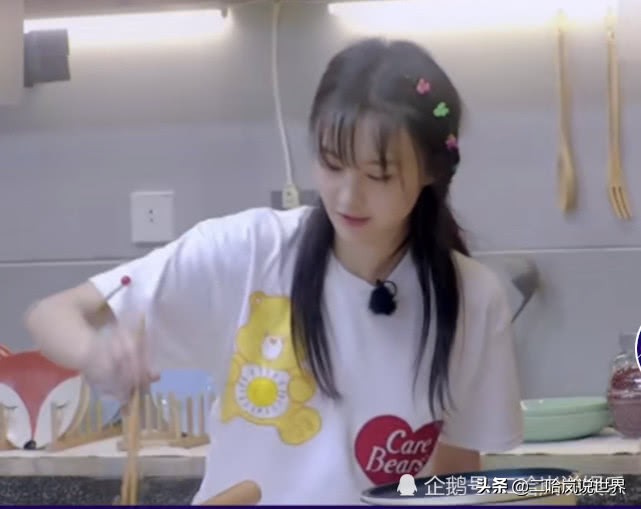 郑爽将炒青菜端上桌时，有谁注意谭松韵的反应？不愧是国民女神