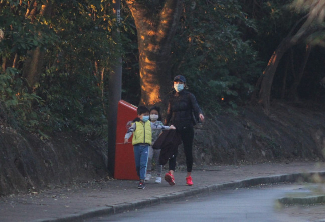 陳茵媺帶娃做家務樣樣行，和三個子女行山放風，互動超歡樂