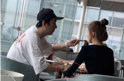 王思聪一改往日做派，不带美女带保镖，一人开