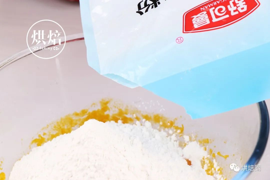 无油脆皮南瓜球 脆脆的淡黄色外衣 里面糯糯的能拉丝 巨好吃