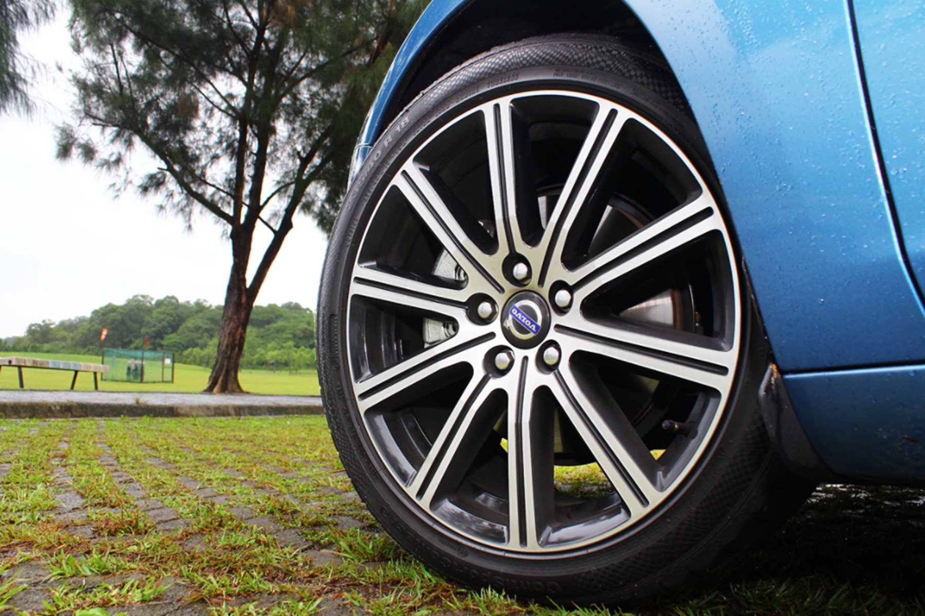 What is the difference between three grooves and four grooves in a tire