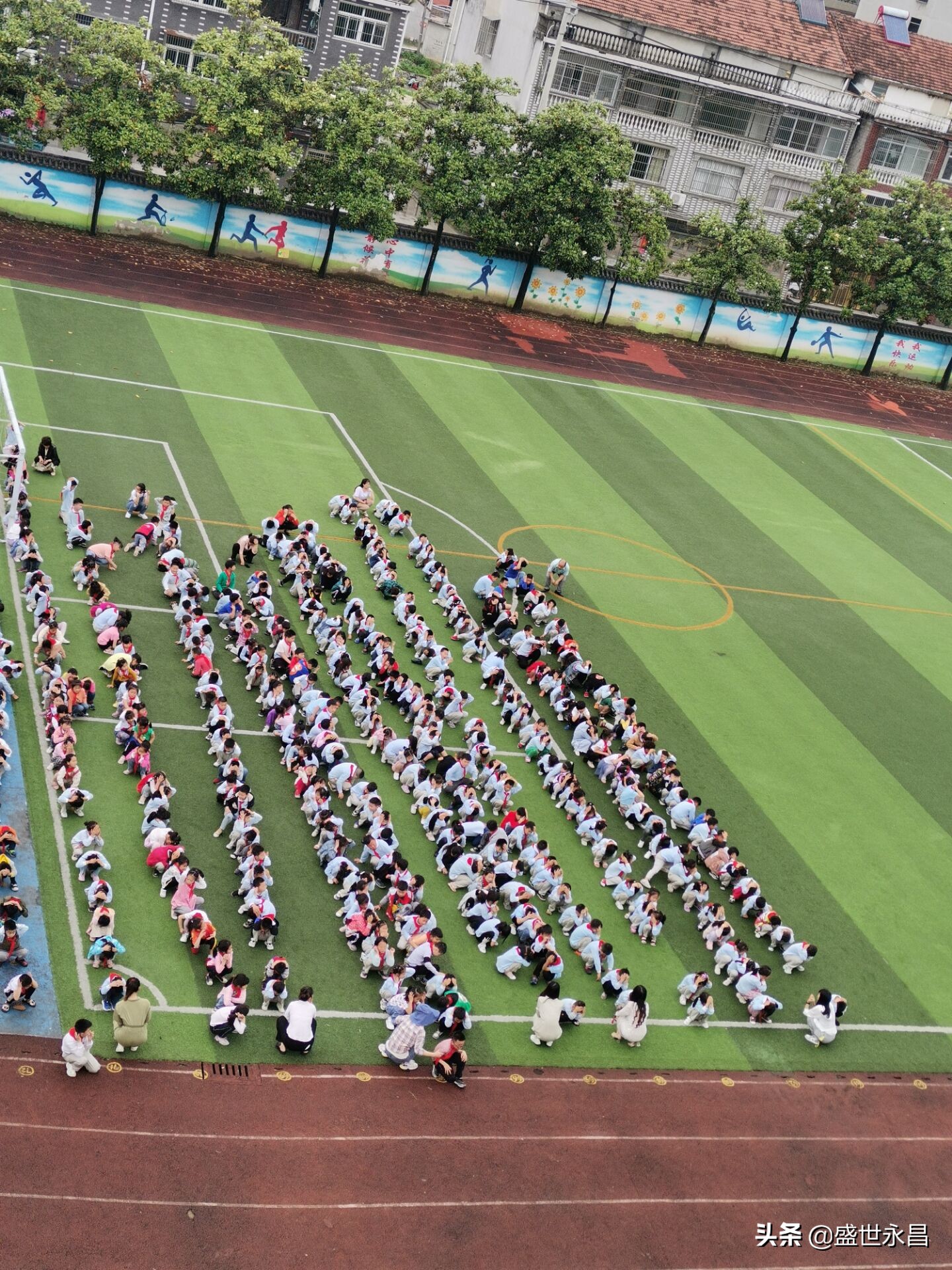 武穴市梅川鎮(zhèn)小學(xué)開展防震應(yīng)急逃生演練(圖4)