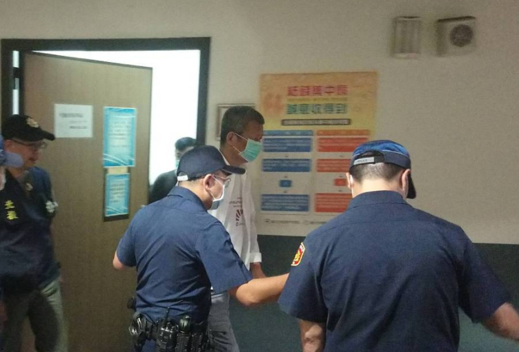 黄鸿升七年收入交爸爸管理，在身上互纹对方头像显父子情深