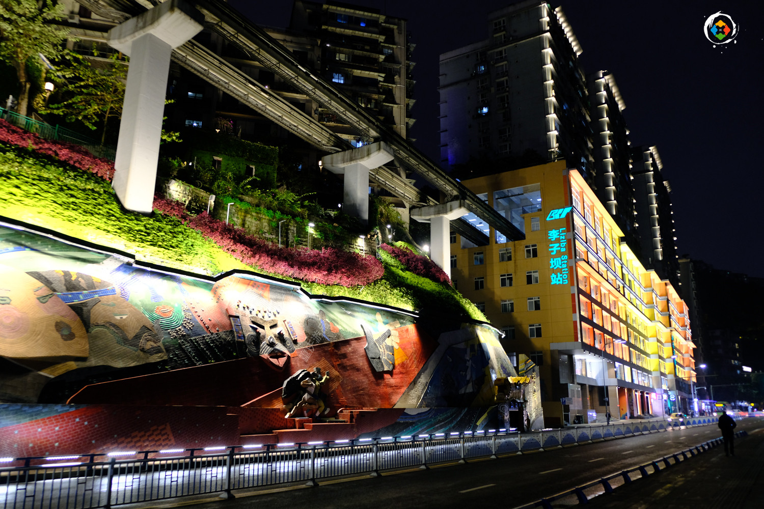 重庆李子坝夜景灯饰会影响居民吗？现场实地打探，窗户下就是光源