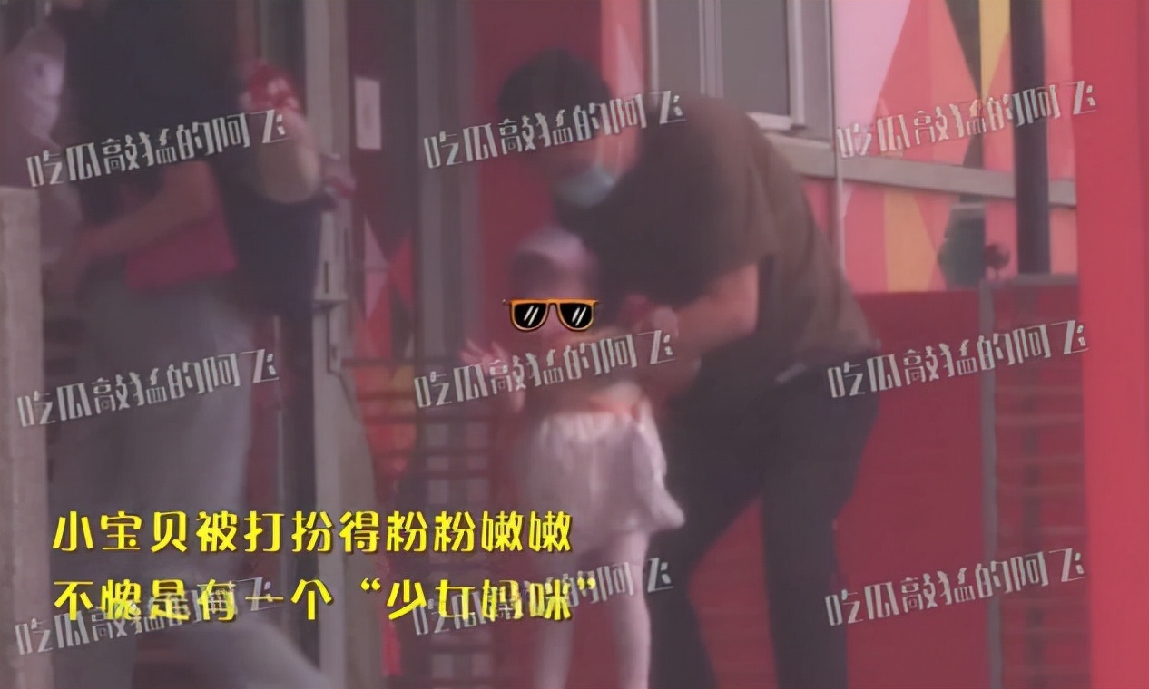 唐嫣与父亲现身接女儿，小小糖打扮粉嫩超呆萌，1岁多就上托儿所