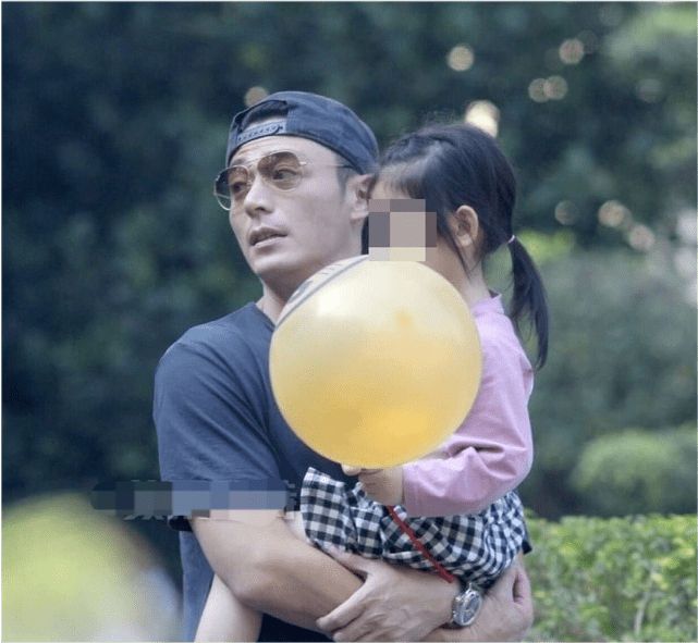 林心如晒下厨动态意外公开女儿声音，霍建华边等吃边陪小海豚玩