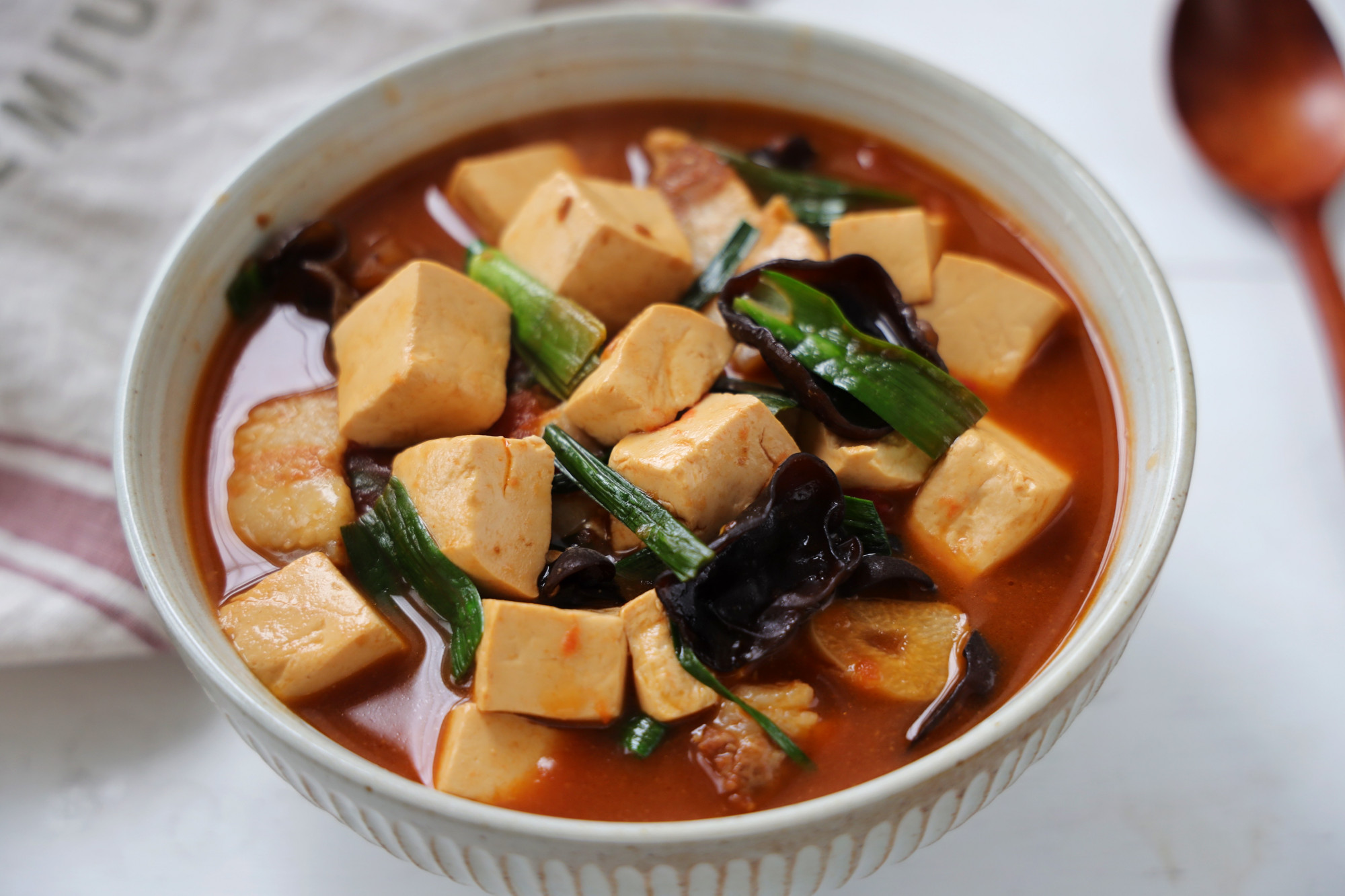 豆腐這樣燉太費米飯了，用砂鍋煲一鍋，滑嫩入味，太適合冬天吃了