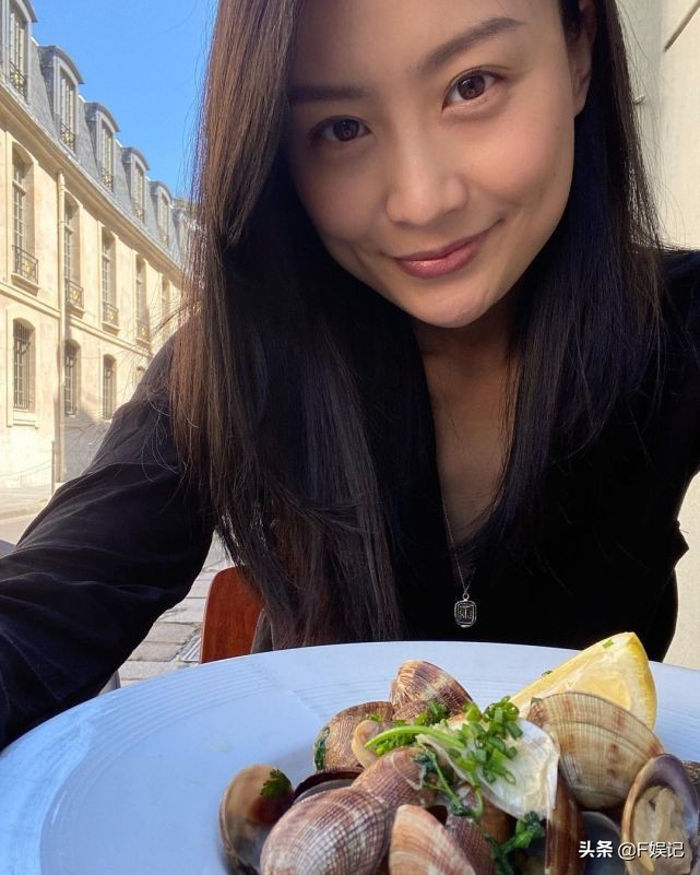 陈法拉晒老公抱爱女亲吻的温馨合照 深情表白首过父亲节的老公