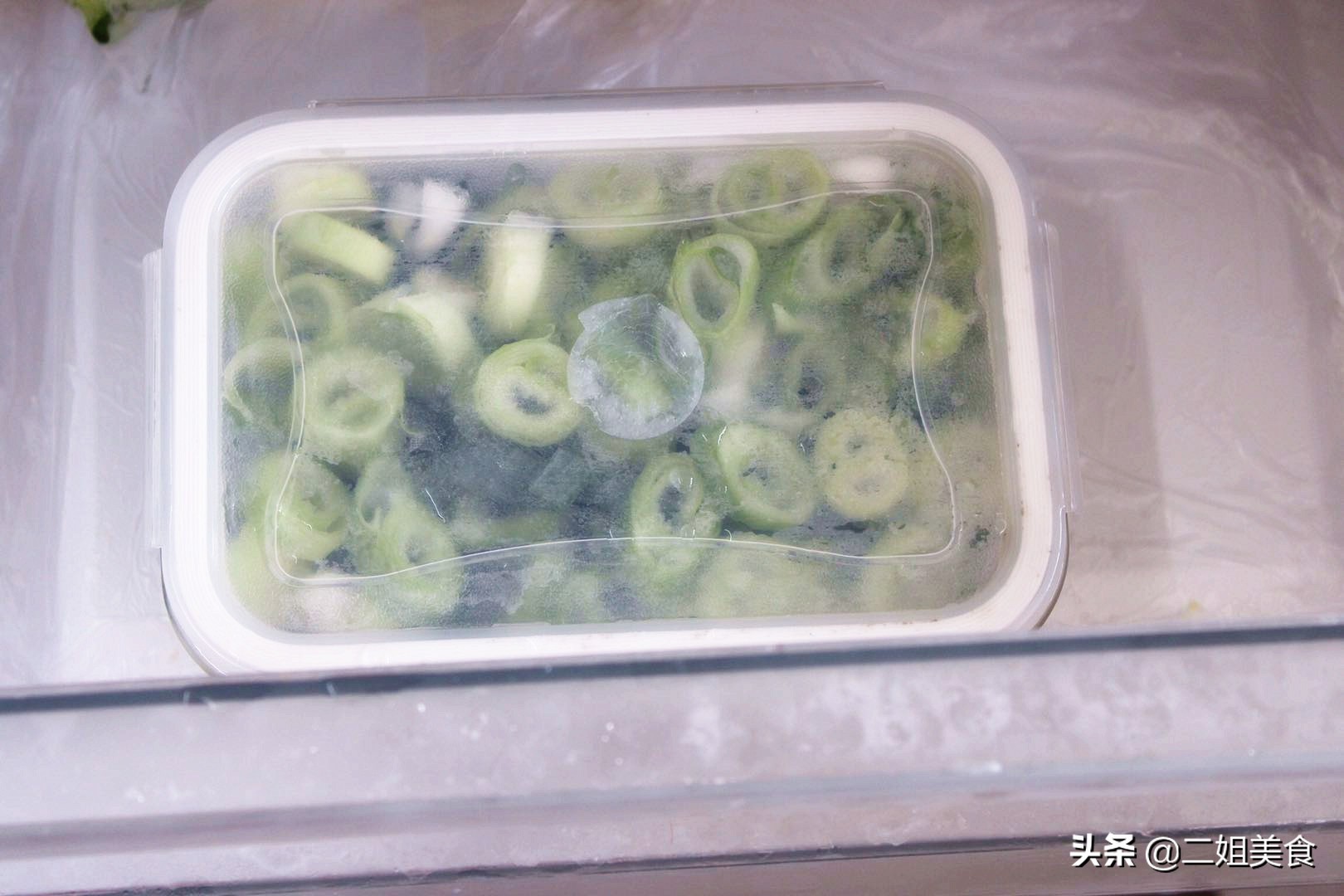 大葱放久容易软烂，教您两招，放久也不坏，随用随取，不怕多买了