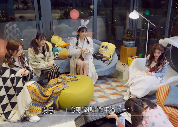 夜晚谈心时姐妹们坐在沙发上，鞠婧祎却坐别处，性格如何很明显