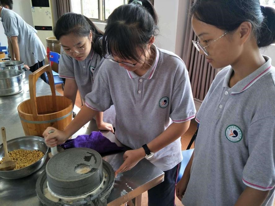 求“学思践悟”人生体验 做“知行合一”汤中学子