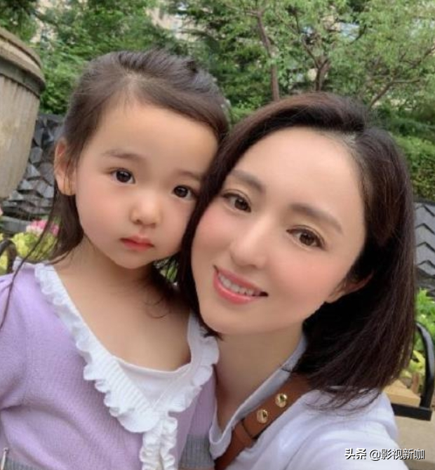 Dong Xuan takes child to enjoy spring! 4 years old of small dimple are planted the tree has a model to have kind, distinctive temperament goes out fully between forehead