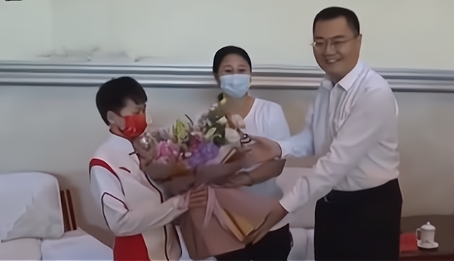 全红婵太开心了！接了广告后又逛动物园，还疑似入住超豪华酒店