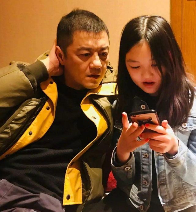 李亚鹏有多宠女儿？亲吻大腿风波后，本尊：女儿脚趾头都是臭香的