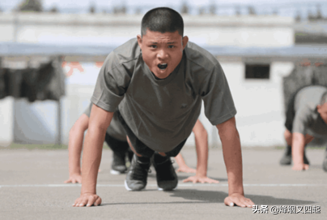 俯卧撑要做多少个才算及格？我军最高纪录，估