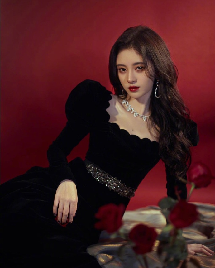 鞠婧祎机场图被评论太做作 偶像包袱太重 你怎么