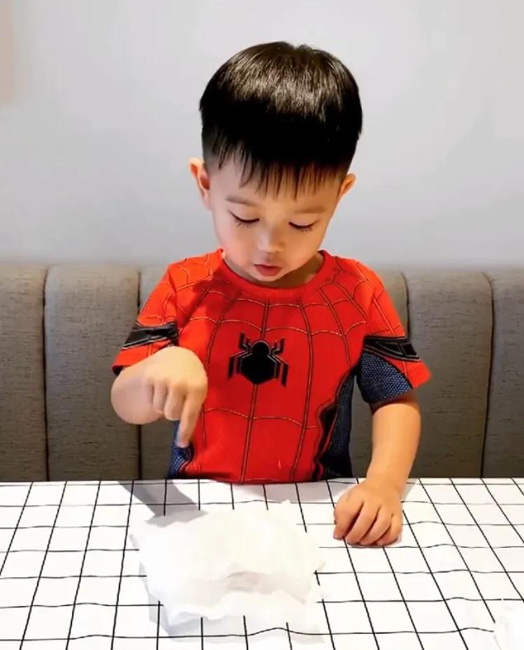 胡杏兒大兒子表演變魔術，奕霆台詞動作到位，頗有魔術師範兒