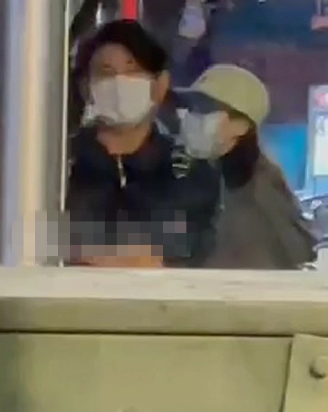吳奇隆牽著劉詩詩台北街頭甜蜜約會，發現跟拍老公力爆發保護妻子