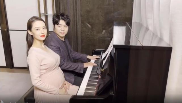 吉娜挺九個月孕肚彈琴，郎朗貼心拍照，夫妻倆為寶寶做胎教超甜蜜