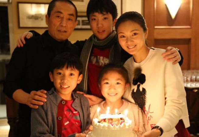 三个孩子以上的明星家庭都有谁？别老是抓着陈浩民，还有更夸张的