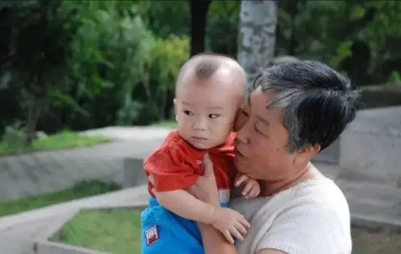 孩子看到某個人大哭是不祥之兆？ 科學解釋來了，家長別迷信