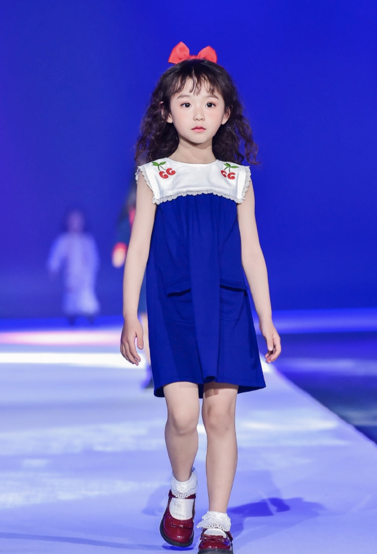 10位星二代小公主走秀，個個都是精緻萌娃，顏值氣場比父母還能打