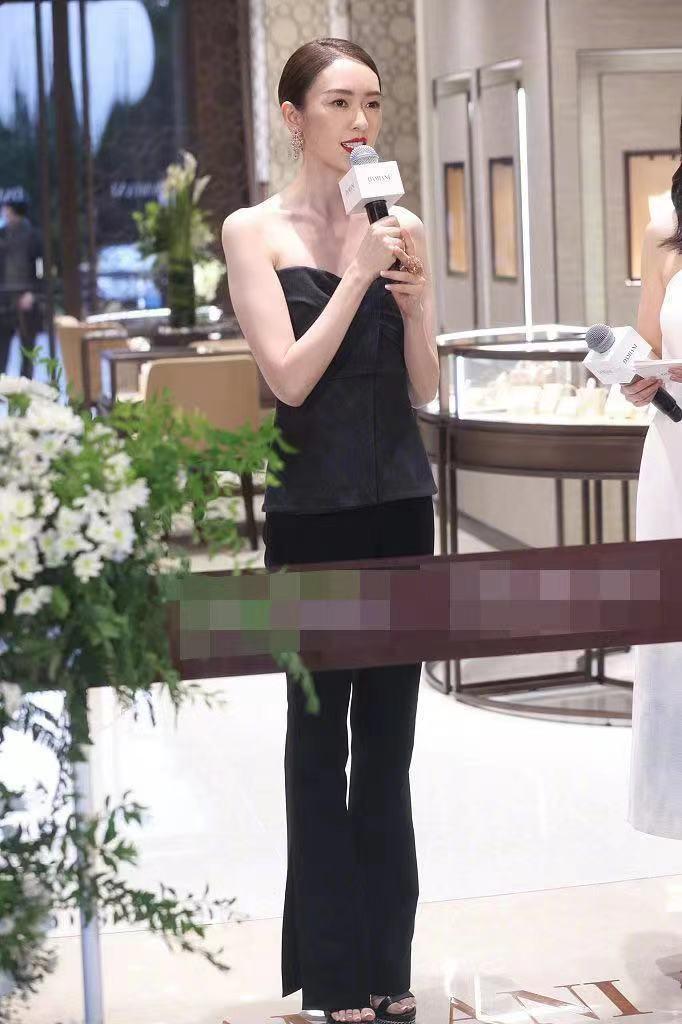 童瑶跟其他阔太不一样，穿抹胸配喇叭裤气质惊艳，用实力证明自己
