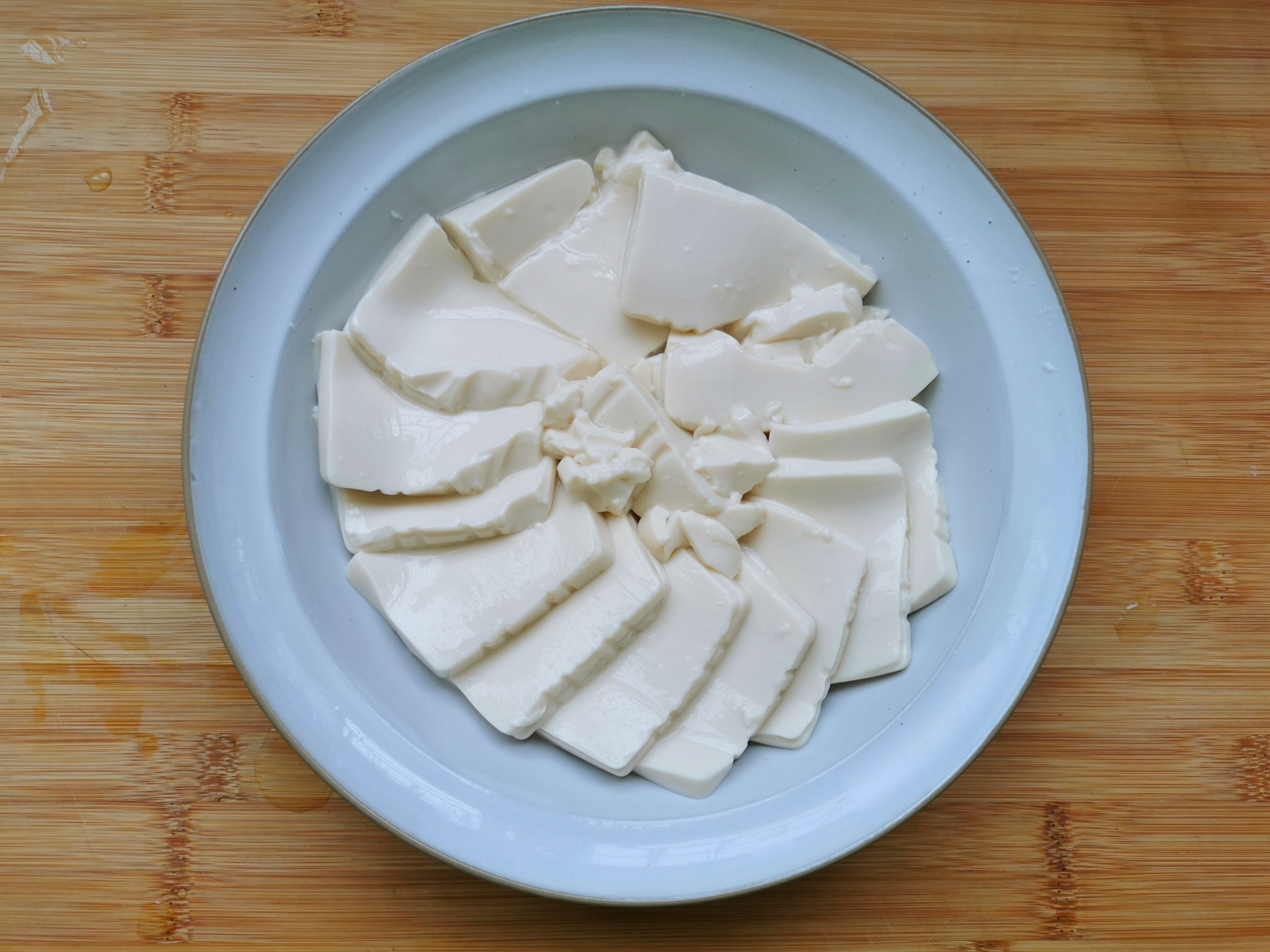 伏天，多吃蒸菜不上火，橄榄菜用来蒸豆腐，两碗米饭不够吃